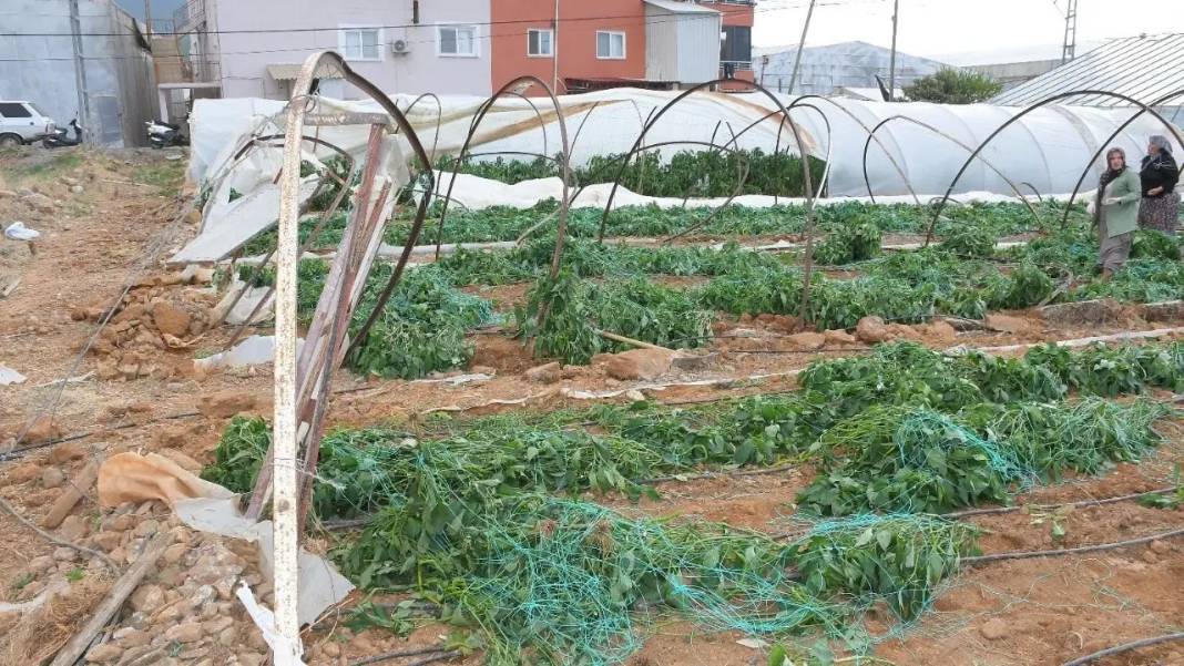 Mersin’de Seraları Yerle Bir Eden Hortum Kameraya Yansıdı! 3